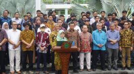 Dewan guru besar, rektor, hingga mahasiswa Universitas Muhammadiyah Yogyakarta menyerukan pesan kebangsaan dan imbauan moral 'Mengawal Demokrasi Indonesia yang Berkeadaban (Dok: detikindonesia.co.id) CNN Indonesia