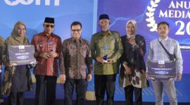 Walikota Tidore Kepulauan, Capt H. Ali Ibrahim, MH, menerima dua penghargaan nasional sekaligus dari Kementerian Komunikasi dan Informatika RI