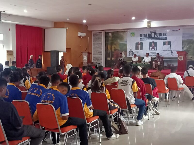 Robi Idong (tengah) dalam acara Dialog Publik di Aula Unipa 3, Maumere, Sabtu, 21 September 2024.