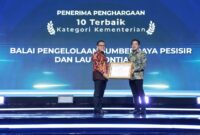 Menteri PAN RB memberikan Penghargaan kepada Kementerian Kelautan dan Perikanan di acara Gebyara Pelayanan Prima di Jakarta (8/10)