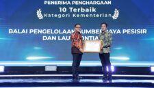 Menteri PAN RB memberikan Penghargaan kepada Kementerian Kelautan dan Perikanan di acara Gebyara Pelayanan Prima di Jakarta (8/10)