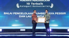 Menteri PAN RB memberikan Penghargaan kepada Kementerian Kelautan dan Perikanan di acara Gebyara Pelayanan Prima di Jakarta (8/10)