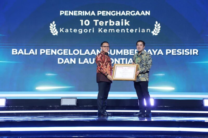 Menteri PAN RB memberikan Penghargaan kepada Kementerian Kelautan dan Perikanan di acara Gebyara Pelayanan Prima di Jakarta (8/10)