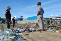 Wakil Wali Kota Tidore Kepulauan, Muhammad Sinen saat meninjau kondisi aliran sungai pasca banjir di sekitar Pelabuhan Semut Sofifi. (Foto: Prokompim Tidore)