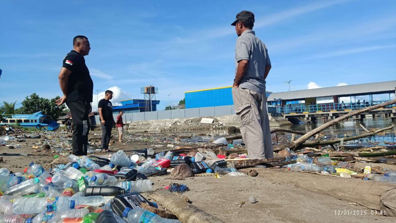 Wakil Wali Kota Tidore Kepulauan, Muhammad Sinen saat meninjau kondisi aliran sungai pasca banjir di sekitar Pelabuhan Semut Sofifi. (Foto: Prokompim Tidore)