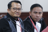 Timotius J Altin Rembet (kanan) selaku kuasa hukum Pemohon pada sidang Pemeriksaan Pendahuluan Perkara Nomor 108/PHPU.BUP-XXIII/2025 Perselisihan Hasil Pemilihan Umum Bupati Kabupaten Buru Selatan, pada Senin (1/13) di Ruang Sidang Panel 3 MK. 