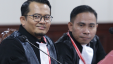 Timotius J Altin Rembet (kanan) selaku kuasa hukum Pemohon pada sidang Pemeriksaan Pendahuluan Perkara Nomor 108/PHPU.BUP-XXIII/2025 Perselisihan Hasil Pemilihan Umum Bupati Kabupaten Buru Selatan, pada Senin (1/13) di Ruang Sidang Panel 3 MK. 