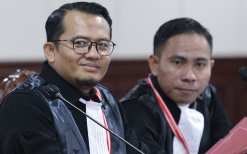 Timotius J Altin Rembet (kanan) selaku kuasa hukum Pemohon pada sidang Pemeriksaan Pendahuluan Perkara Nomor 108/PHPU.BUP-XXIII/2025 Perselisihan Hasil Pemilihan Umum Bupati Kabupaten Buru Selatan, pada Senin (1/13) di Ruang Sidang Panel 3 MK. 