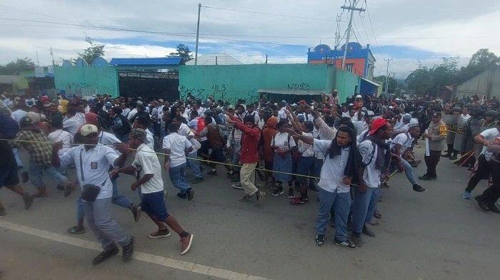 Aparat kepolisian membubarkan aksi demonstrasi yang dilakukan oleh siswa SMA dan SMP di Jalan Raya Utama Hom-Hom, tepatnya di depan jalan masuk Kampus II Yapis Wamena, Kabupaten Jayawijaya, Papua Pegunungan, pada Senin (17/2/2025). (Detik Indonesia/Tribun Papua Barat/ Noel Iman Untung Wenda)