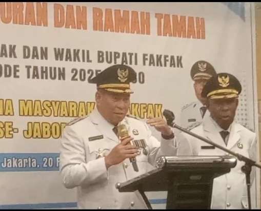 Bupati Fakfak Samuan Dahlan, S.Sos, M.AP (kiri) didampingi Wakil Bupati Drs, Donatus Nimbitkendik, M.T, usai di lantik oleh Presiden di Jakarta (Detik Indonesia/Rri/NicoAfloubun)