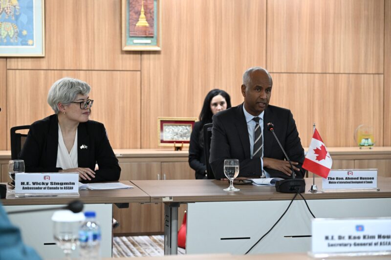 Menteri Pembangunan Internasional Kanada Ahmed Hussen (kanan), didampingi Duta Besar Kanada untuk ASEAN Vicky Singmin (kiri) (Sumber Foto : Dokumentasi ASEAN)