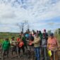 Dinas Perkebunan Fakfak bersama masyarakat Kampung Mitimber saat melakukan penanaman Pohon Kayu Putih, (Rri/NicoAfloubun/Detikindonesia)