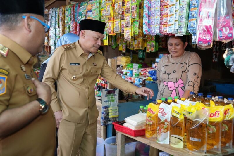 Wagub Malut Sarbin Sehe turun pantau harga sembako di pasar Galala Sofifi (Detik Indonesia/Publikamalut/Adpim)