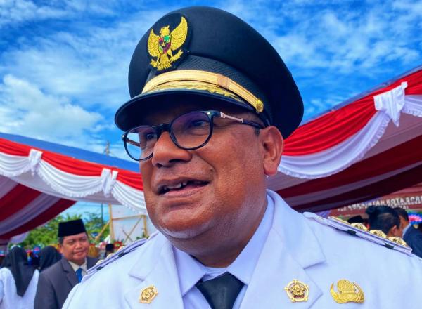 Pj Gubernur Papua Barat Daya Mohammad Musa'ad saat memberikan keterangan pers kepada wartawan usai bertindak selaku Irup pada HUT ke-2 Provinsi Papua Barat Daya. (FOTO : Dok - iNewsSorong.id - MEWA)