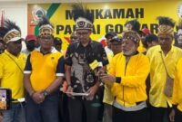 Ketua DPRP Provinsi Papua Barat Daya dari Partai Golkar, Henry Andrew George Wairara bersama kuasa hukum dan pendukungnya/Ist