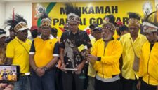 Ketua DPRP Provinsi Papua Barat Daya dari Partai Golkar, Henry Andrew George Wairara bersama kuasa hukum dan pendukungnya/Ist