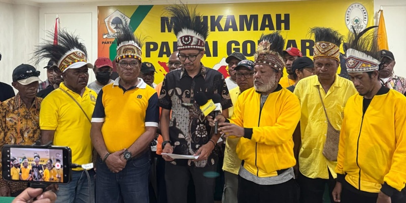 Ketua DPRP Provinsi Papua Barat Daya dari Partai Golkar, Henry Andrew George Wairara bersama kuasa hukum dan pendukungnya/Ist