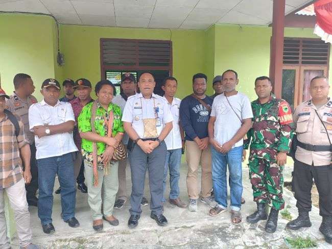 Kepala Distrik Fakfak tengah Soleman Temongmere (berdiri di tengah, baju Putih gunakan Tomang) saat bertemu dengan pemilik Hak ulayat (Foto : PR)