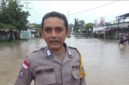 Bhabinkamtibmas Kelurahan Maubeli di Kabupaten TTU, Bripka Andi Panie yang berhasil mengevakuasi seorang lansia dan cucunya yang terjebak banjir (Detik Indonesia/Pos Kupang)