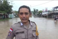 Bhabinkamtibmas Kelurahan Maubeli di Kabupaten TTU, Bripka Andi Panie yang berhasil mengevakuasi seorang lansia dan cucunya yang terjebak banjir (Detik Indonesia/Pos Kupang)