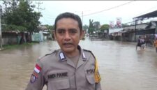 Bhabinkamtibmas Kelurahan Maubeli di Kabupaten TTU, Bripka Andi Panie yang berhasil mengevakuasi seorang lansia dan cucunya yang terjebak banjir (Detik Indonesia/Pos Kupang)