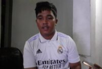 Binsar Saragih, penggemar setia megabintang sepak bola dunia, Cristiano Ronaldo, tiba di Kota Kupang pada Selasa (18/2/2025). (Detik Indonesia/Pos Kupang/Ray Rebon)