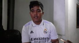 Binsar Saragih, penggemar setia megabintang sepak bola dunia, Cristiano Ronaldo, tiba di Kota Kupang pada Selasa (18/2/2025). (Detik Indonesia/Pos Kupang/Ray Rebon)