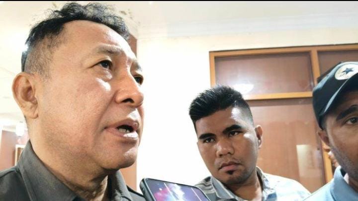 Ketua DPRD Maluku Utara M Iqbal Ruray saat diwawancarai awak media, Senin (17/2/2025). (Istimewa)