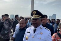 DOMINGGUS SIAP DILANTIK - Gubernur Papua Barat dua periode Dominggus Mandacan menyatakan siap menjalani pelantikan oleh Presiden RI Prabowo Subianto. Pernyataan itu disampaikan Dominggus saat tiba di Monas untuk melakukan kirab sebelum ke Istana Negara, Kamis (20/2/2025). (Detik Indonesia/Tribunnews)