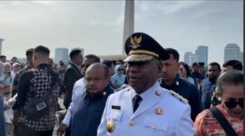 DOMINGGUS SIAP DILANTIK - Gubernur Papua Barat dua periode Dominggus Mandacan menyatakan siap menjalani pelantikan oleh Presiden RI Prabowo Subianto. Pernyataan itu disampaikan Dominggus saat tiba di Monas untuk melakukan kirab sebelum ke Istana Negara, Kamis (20/2/2025). (Detik Indonesia/Tribunnews)