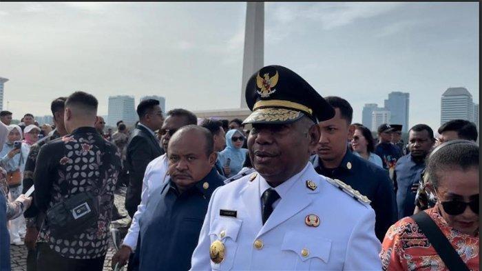 DOMINGGUS SIAP DILANTIK - Gubernur Papua Barat dua periode Dominggus Mandacan menyatakan siap menjalani pelantikan oleh Presiden RI Prabowo Subianto. Pernyataan itu disampaikan Dominggus saat tiba di Monas untuk melakukan kirab sebelum ke Istana Negara, Kamis (20/2/2025). (Detik Indonesia/Tribunnews)