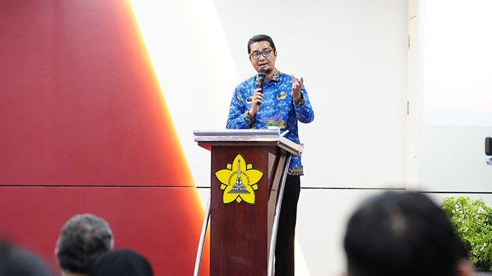 Kepala Dinas Pendidikan Aceh, Marthunis ST, DEA, saat memberikan sambutan dalam acara Aceh Australia Alumni Award 2024 di Universitas Syiah Kuala, Senin (17/2/2025) siang. (Detik Indonesia/Serambinews.com)