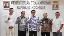 Ketua HIPKA Nusa Tenggara Barat Ahmad Roji melakukan silaturahmi dengan Wakil Menteri Transmigrasi Viva Yoga Mauladi di ruang kerja, Gedung C, Komplek Kementerian Transmigrasi, Kalibata, Jakarta, 20/1/2025./dok.ist