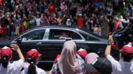 Masyarakat Indonesia dengan antusias menyambut Presiden Turkiye Erdogan (Detik Indonesia/Antara)