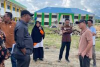 Foto dokumentasi : Komisi I DPRD Halsel meninjau proyek pembangunan sekolah unggulan.