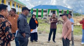 Foto dokumentasi : Komisi I DPRD Halsel meninjau proyek pembangunan sekolah unggulan.