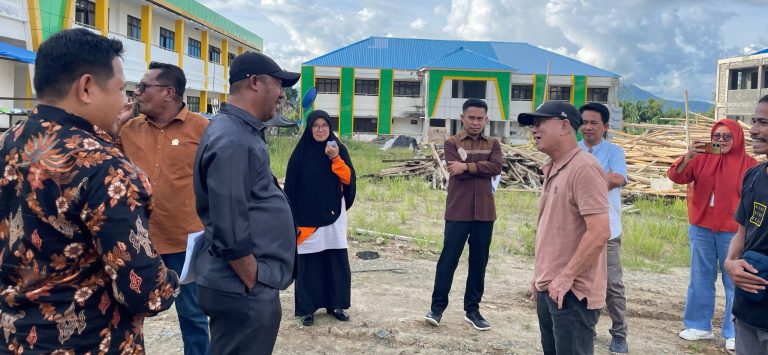 Foto dokumentasi : Komisi I DPRD Halsel meninjau proyek pembangunan sekolah unggulan.