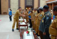 **Keterangan Gambar:** Dr. Bernhard, Pj. Wali Kota Sorong, memberikan salam perpisahan kepada para ASN dalam apel terakhirnya. Suasana haru menyelimuti momen tersebut saat para pegawai berjabat tangan dan mengungkapkan rasa terima kasih atas kepemimpinannya. (Detik Indonesia/Teropongnews)