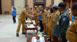 **Keterangan Gambar:** Dr. Bernhard, Pj. Wali Kota Sorong, memberikan salam perpisahan kepada para ASN dalam apel terakhirnya. Suasana haru menyelimuti momen tersebut saat para pegawai berjabat tangan dan mengungkapkan rasa terima kasih atas kepemimpinannya. (Detik Indonesia/Teropongnews)