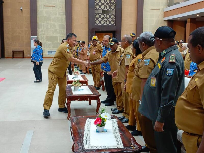 **Keterangan Gambar:** Dr. Bernhard, Pj. Wali Kota Sorong, memberikan salam perpisahan kepada para ASN dalam apel terakhirnya. Suasana haru menyelimuti momen tersebut saat para pegawai berjabat tangan dan mengungkapkan rasa terima kasih atas kepemimpinannya. (Detik Indonesia/Teropongnews)