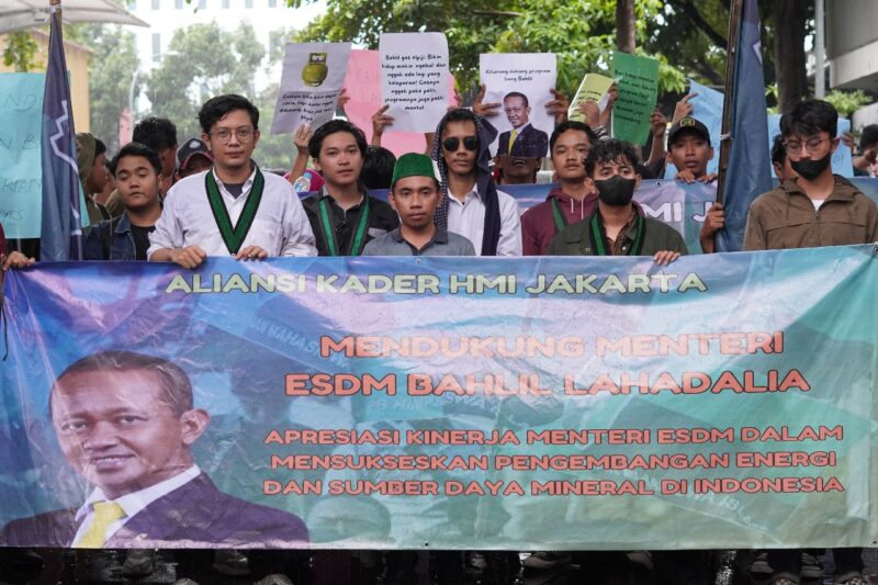 Aksi solidaritas Kader HMI yang memberikan dukungan moril kepada Menteri ESDM Bahlil (Istimewa)