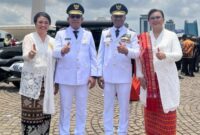 Gubernur dan Wakil Gubernur NTT Emanuel Melkiades Laka Lena dan Johni Asadoma didampingi istri tercinta Ny. Asti Laka Lena dan Ny. Vera Asadoma foto bersama di Monas saat acara pelantikan kepala daerah di Istana Negara, Kamis (20/2/2025). (Foto: Istimewa)