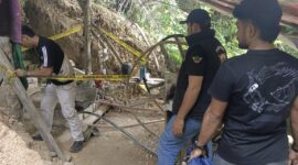 Polisi memasang garis polisi (police line) di lokasi tambang emas ilegal di Desa Roko, Kecamatan Galela Barat, Halmahera Utara. (Detik Indonesia/Halmaheraraya.id)