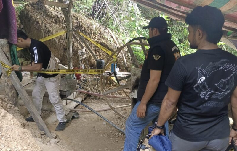 Polisi memasang garis polisi (police line) di lokasi tambang emas ilegal di Desa Roko, Kecamatan Galela Barat, Halmahera Utara. (Detik Indonesia/Halmaheraraya.id)