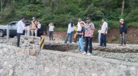 JALAN SABUK MERAH - Pose bersama pimpinan dan anggota DPRD Komisi III saat melakukan monitoring ruas jalan sabuk merah. Artikel ini telah tayang di Pos-Kupang.com dengan judul Jalan Sabuk Merah Rusak, Sekretaris Fraksi PKB DPRD TTU Desak Kontraktor Segera Perbaiki, (Detik Indonesia/Pos Kupang/HO)