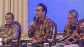 Direktur Jenderal Riset dan Pengembangan (Dirjen Risbang) Kemendiktisaintek Fauzan Adziman (tengah) dalam kegiatan Taklimat Media 2025 