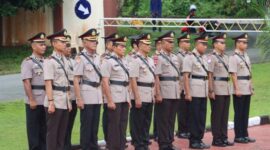 Sejumlah Pejabat Utama (PJU) Polres Kabupaten Halmahera Selatan, Provinsi Maluku Utara, yang mengalami mutasi turut hadir dalam upacara serah terima jabatan pada Senin (17/2/2025). (Detik Indonesia/ Tribun Ternate/Humas Polres Halmahera Selatan)