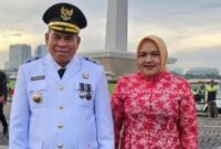 Momen Bupati Fakfak, Samaun Dahlan berfoto bersama sang istri Nurwidayati di Monas Jakarta beberapa waktu lalu saat hendak mengikuti pelantikan kepala daerah serentak, Minggu (23/2/2025) (Detik Indonesia/Tribunnews)