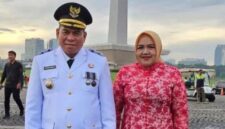 Momen Bupati Fakfak, Samaun Dahlan berfoto bersama sang istri Nurwidayati di Monas Jakarta beberapa waktu lalu saat hendak mengikuti pelantikan kepala daerah serentak, Minggu (23/2/2025) (Detik Indonesia/Tribunnews)