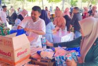 Suasana pasar murah di Benteng Oranje, Kota Ternate, yang dipadati warga yang ingin membeli paket sembako murah. (Detik Indonesia/Fajar Malut)